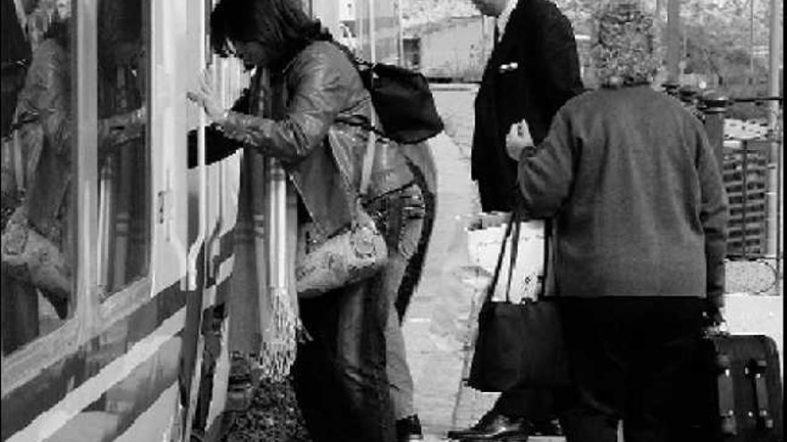 Imagen de

 la estación en la que se constatan las dificultades que puede tener un minusválido para acceder al tren