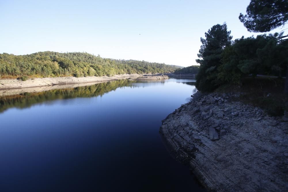 El embalse de Eiras perdió desde julio el 40,5% de su volumen de agua, pero todavía permanece por encima de sus mínimos históricos registrados en 2011.