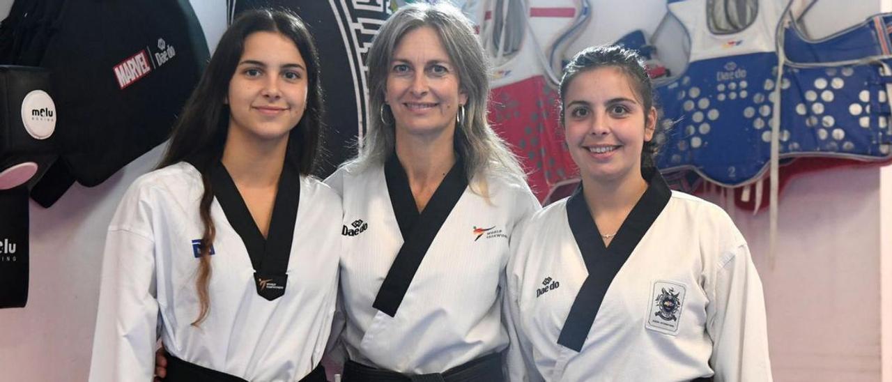 Helena García junto a su madre, Meri Suárez y amsu hermana Sara García. |  // CARLOS PARDELLAS