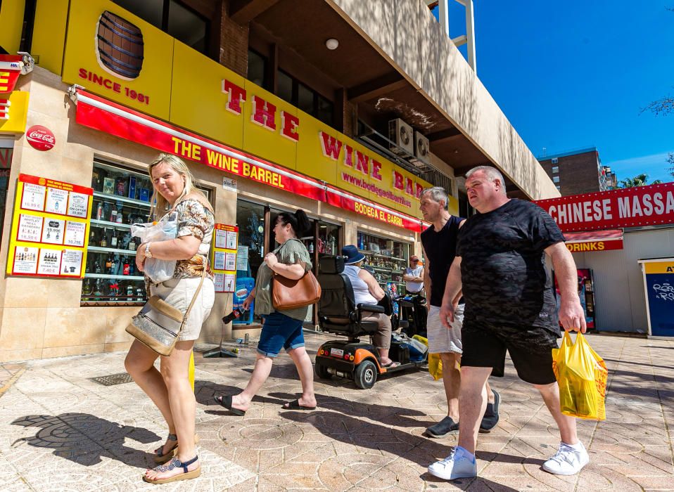 Estea es la situación en Benidorm: playas cerradas, turistas comprando alcohol y grandes colas esperando a los buses