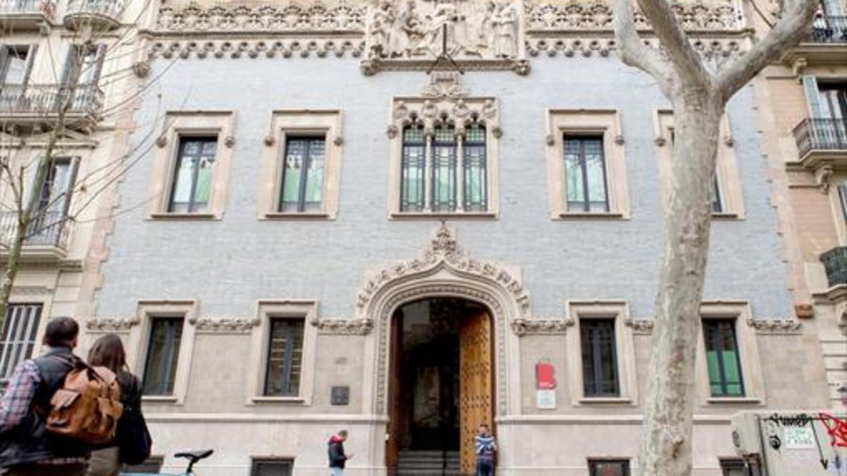 Fachada de la residencia geriátrica Francesc Layret, en la Gran Via.