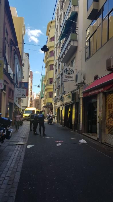 Herida al caerle elementos de un edificio