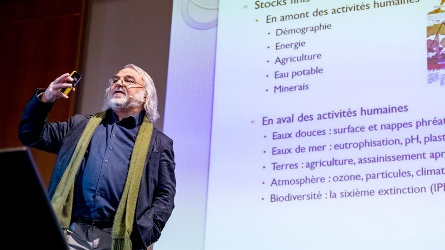 El filósofo Bernard Feltz, durante su ponencia . | | LP/DLP