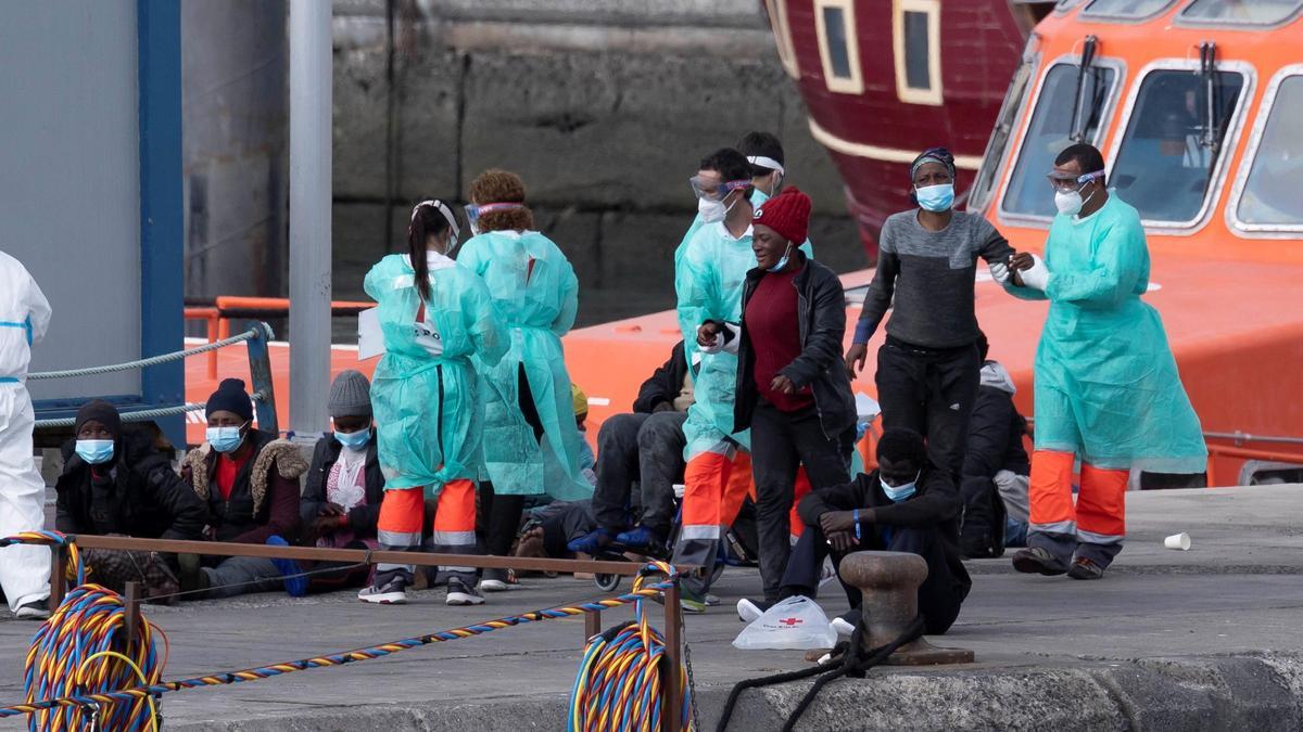 Salvamento rescata en Tenerife a 37 inmigrantes en una patera, entre ellos ocho menores