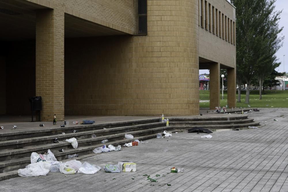 Restos de basura tras un "macrobotellón" en la EPI