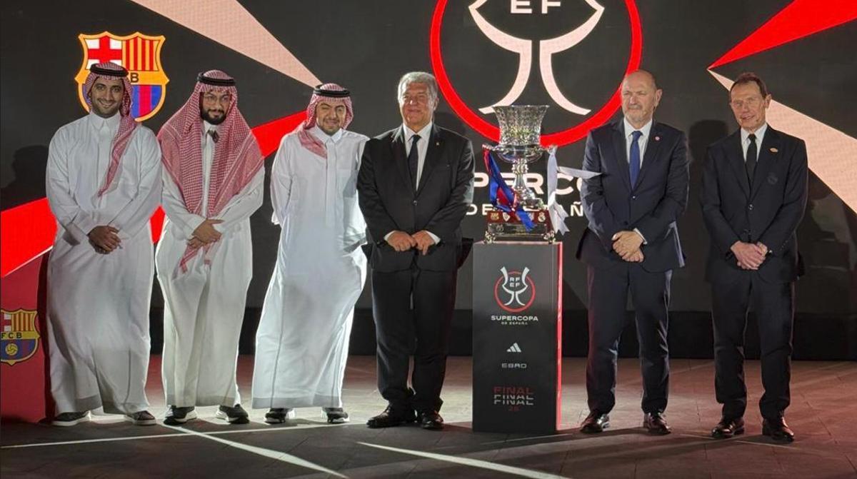 Representación institucional saudí y española en el acto previo de la Supercopa