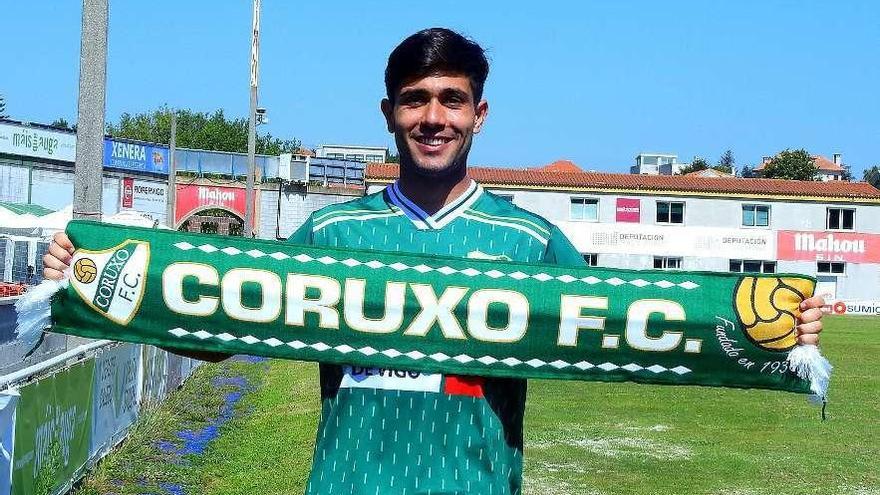 Martín Fuentes, con la camiseta del Coruxo ayer por la tarde en el campo de O Vao. // J.A. Díaz