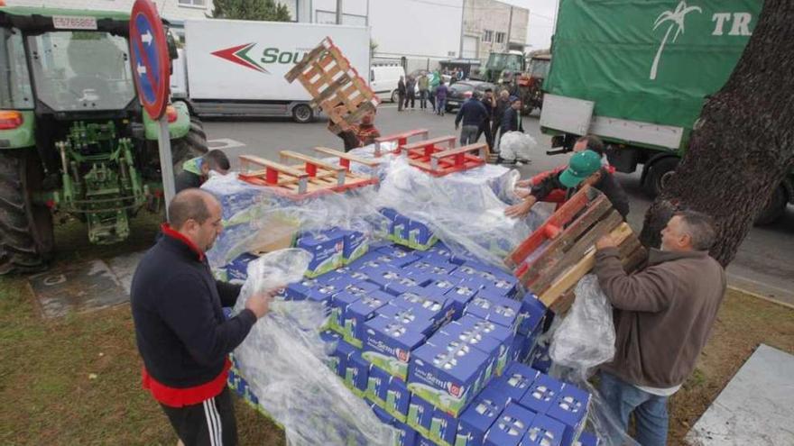 Ganaderos bloquean la entrada de leche en un supermercado de Santiago, el pasado septiembre.