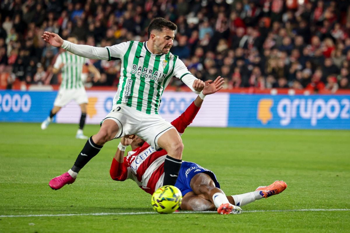 Jacobo González protege el esférico en el derbi ante el Granada.