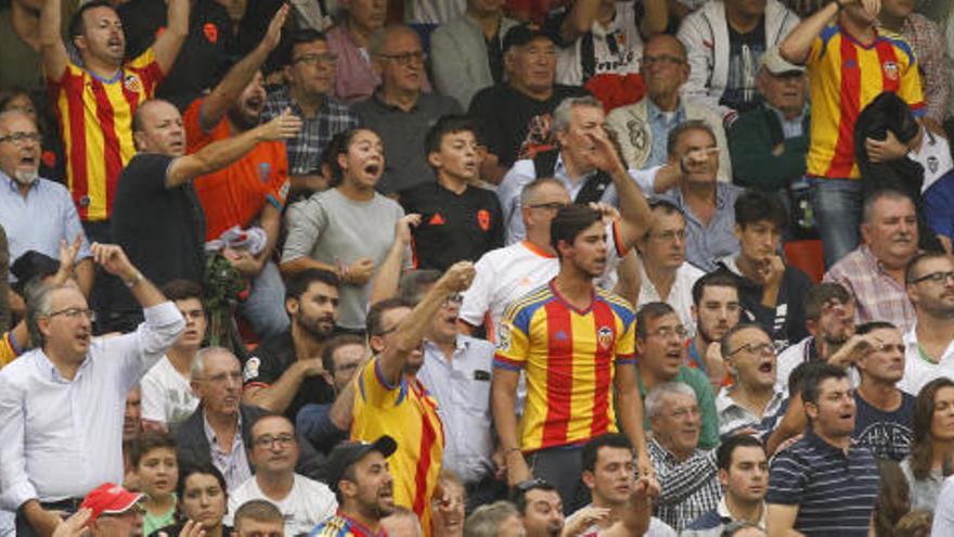 La afición de Mestalla, ante la provocación de los jugadores del Barça.