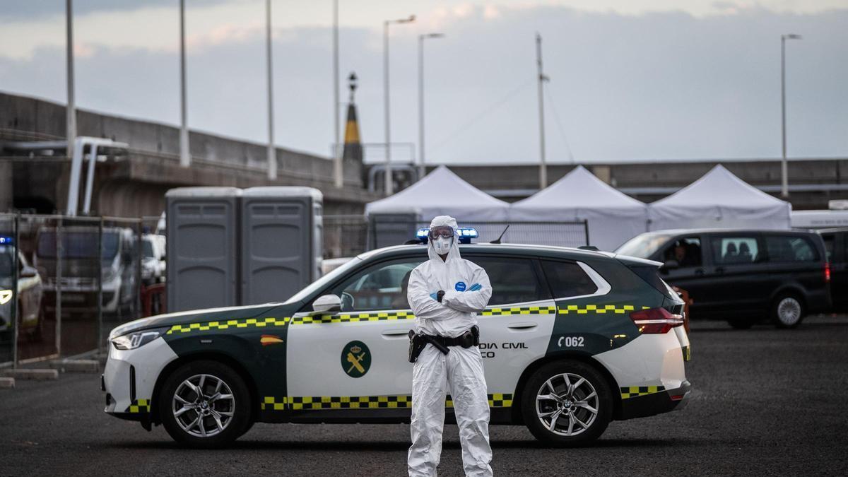 Un agente de la Guardia Civil, durante el operativo de evacuación del Hondius este domingo en el Puerto de Granadilla.