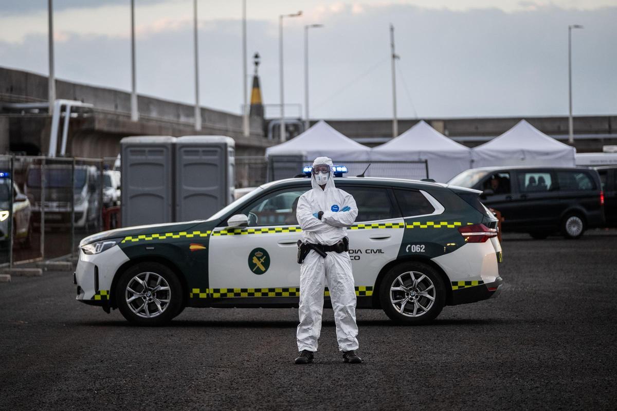 Un agente de la Guardia Civil, durante el operativo de evacuación del Hondius este domingo en el Puerto de Granadilla.
