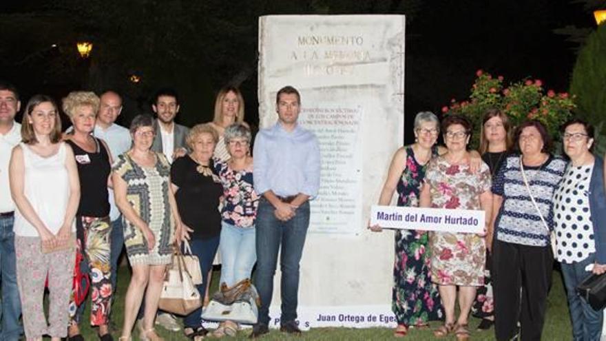 Familiares de las víctimas de la barbarie nazi, el alcalde de Cehegín, el portavoz socialista en la Asamblea, y la alcaldesa de Santomera inauguraron el monolito.