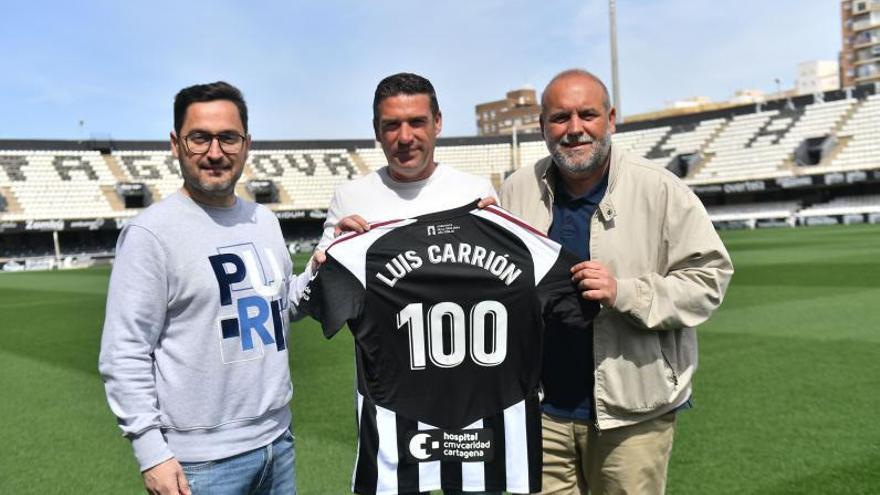 Luis Carrión recibe una camiseta conmemorativa por sus 100 partidos como albinegro. | PRENSA FC CARTAGENA