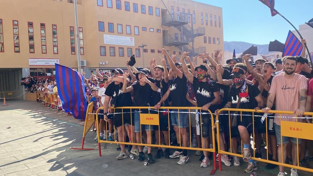 Las imágenes del gran ambiente en Elda a falta de dos horas para el partido