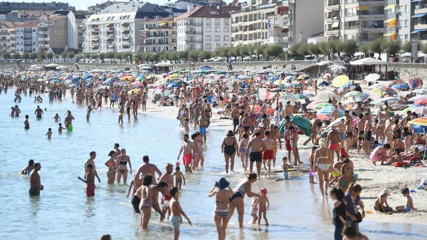 Turistas en septiembre en el paseo de Silgar, en Sanxenxo