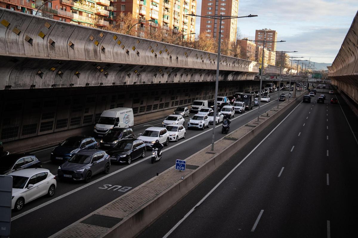 Tráfico intenso a la entrada de Barcelona por la Gran Via, cerca de Glòries