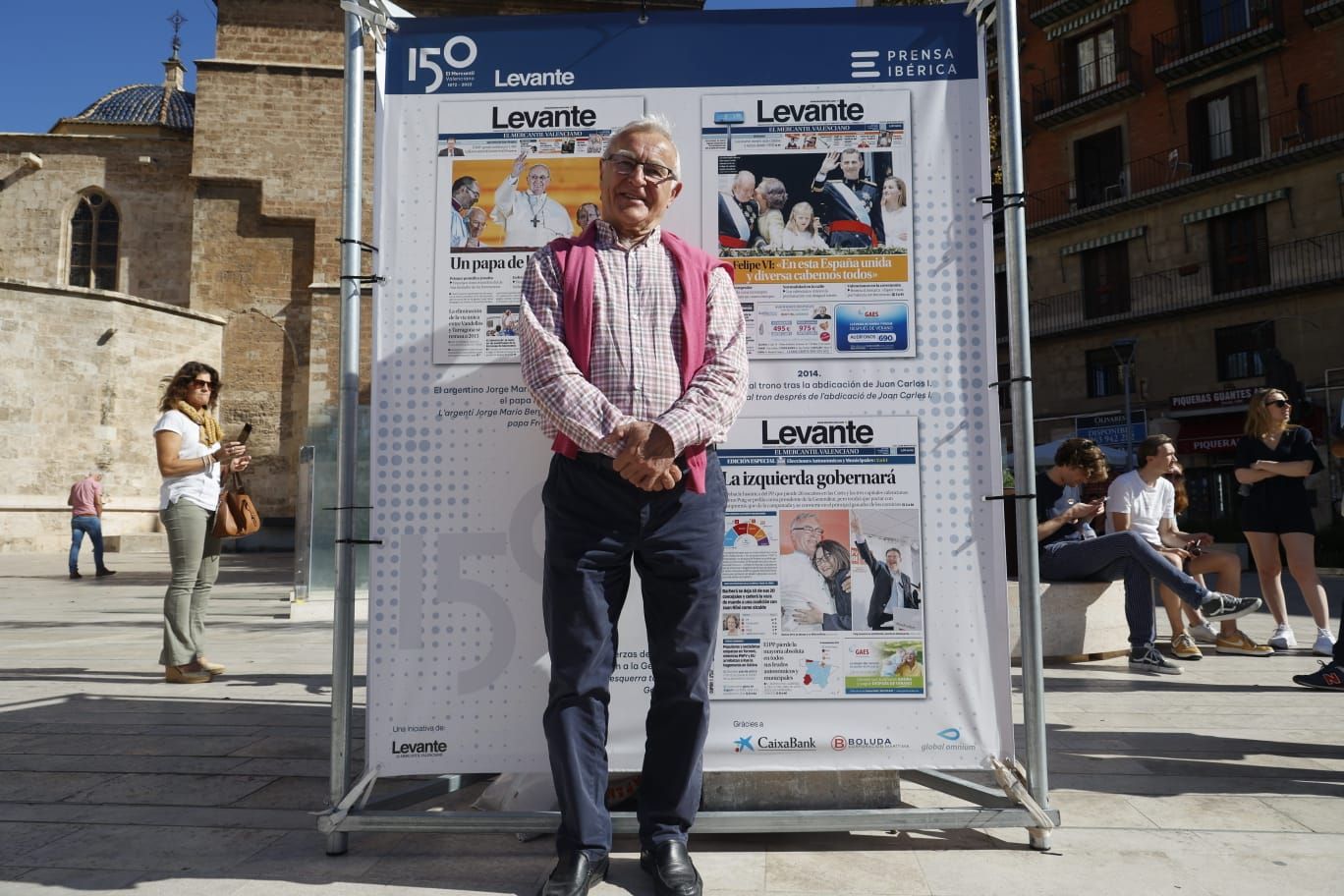 Levante-EMV expone 150 portadas para la historia en la plaza de la Reina