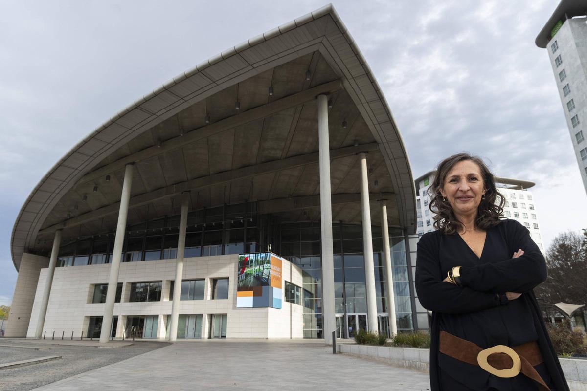 Sylvia Andrés, en una imagen junto al Palacio de Congresos de València.