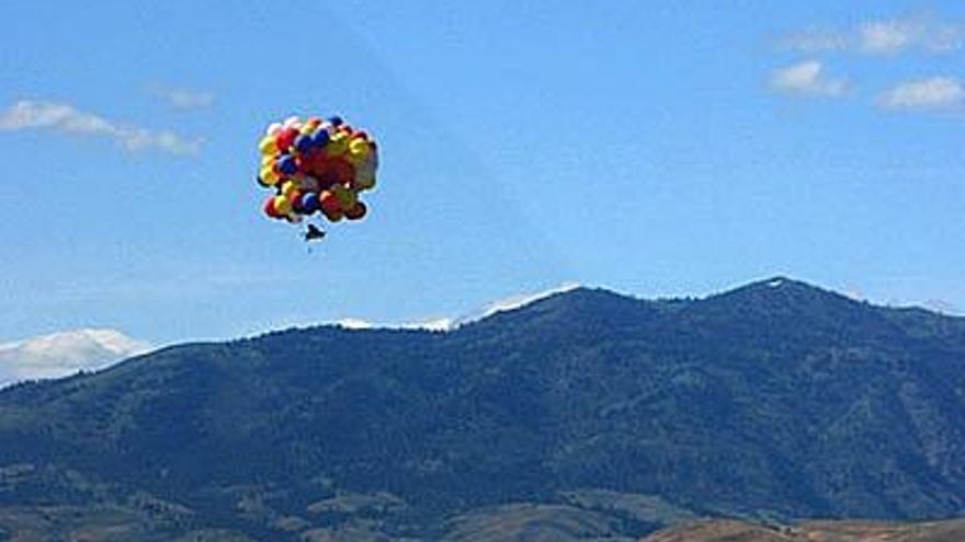 Cómo volar 378 km colgado de 150 globos - Faro de Vigo