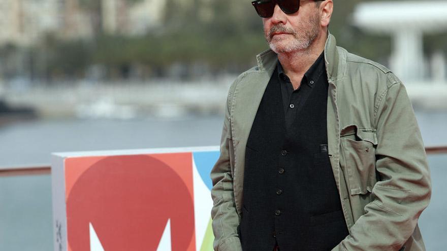 El director Enrique Urbizu, posando para los fotógrafos en el photocall del Muelle Uno.