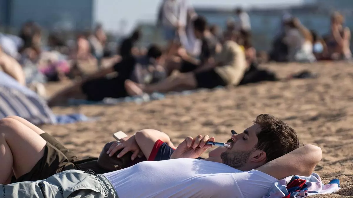 Los vapeadores vuelven a las playas de Barcelona tras un revés judicial