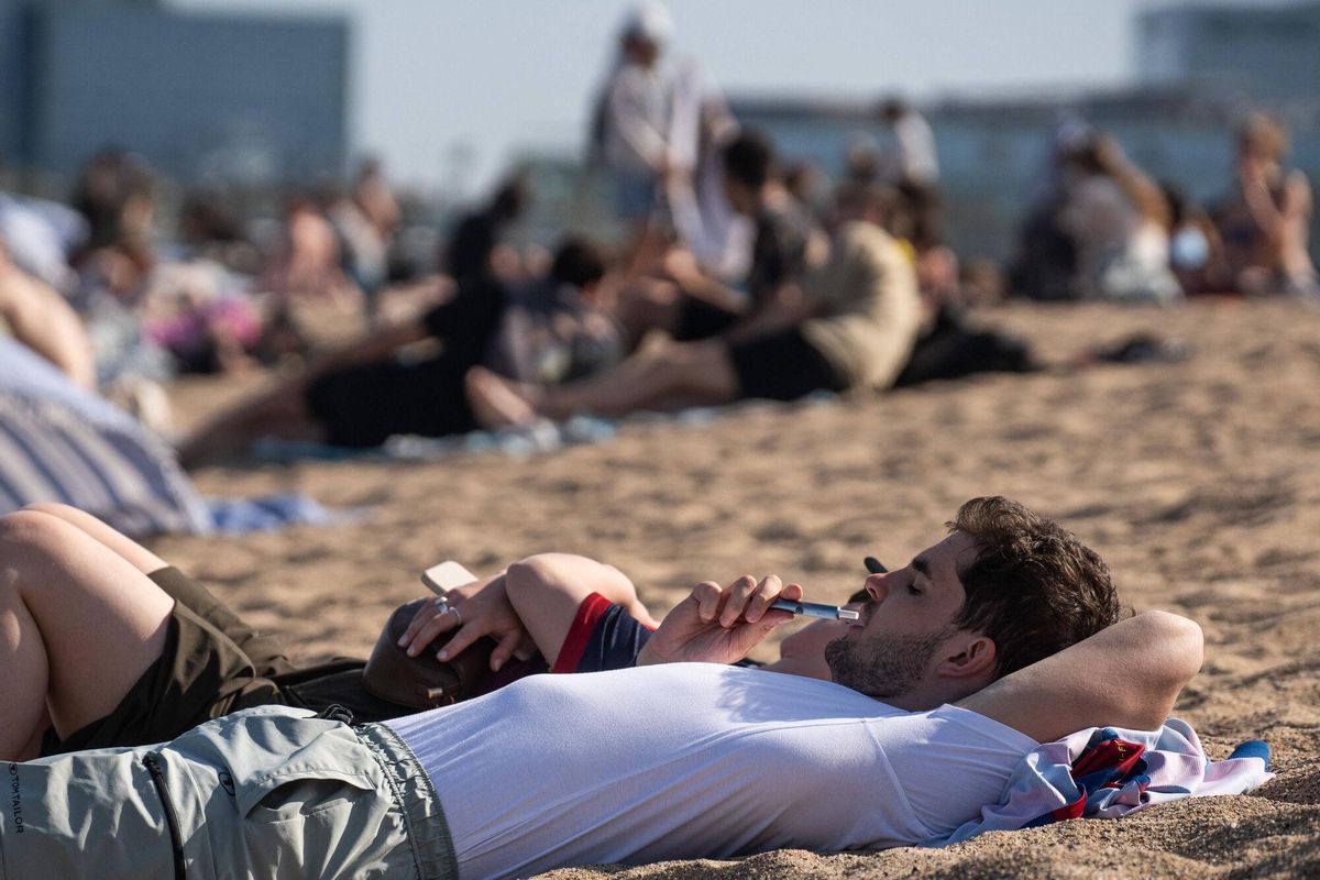 "La prohibición de fumar en las playas debe extenderse también a los cigarrillos electrónicos" "La prohibición de fumar en las playas debe extenderse también a los cigarrillos electrónicos"