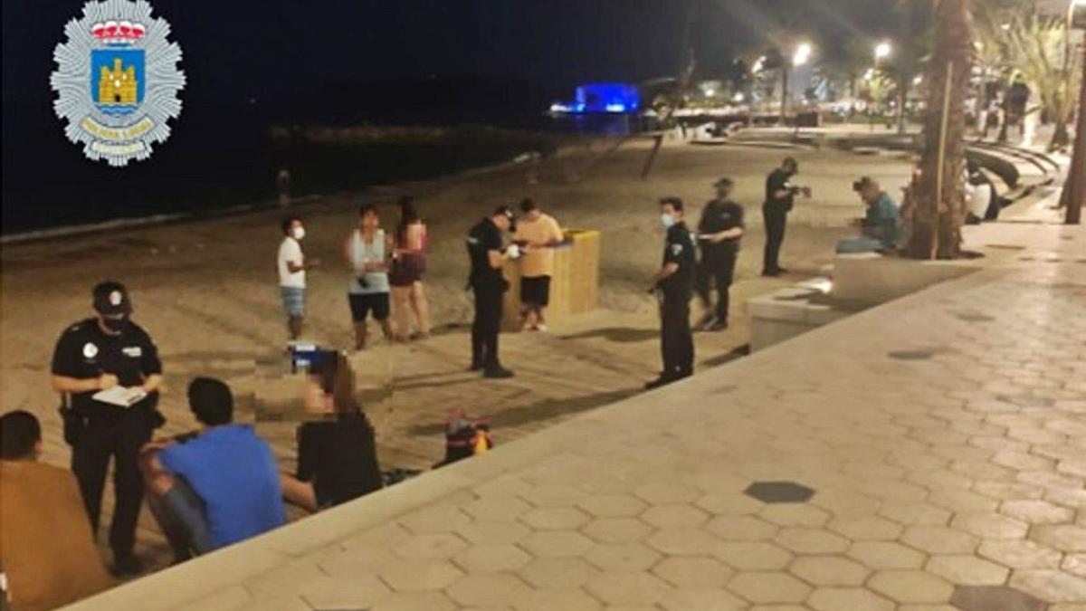 La policía interpone 11 denuncias en un botellón en Eivissa. | AE