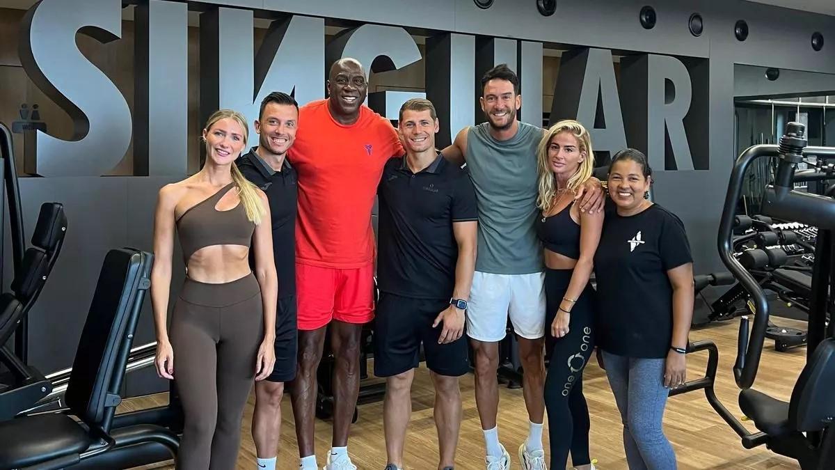 Magic Johnson im Fitnessstudio Singular in Portals.