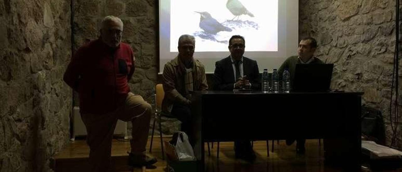 Rodrigo Suárez, Ricardo Blanco, Julio González y José Manuel González, alcalde cangués, en la presentación de la jornada.