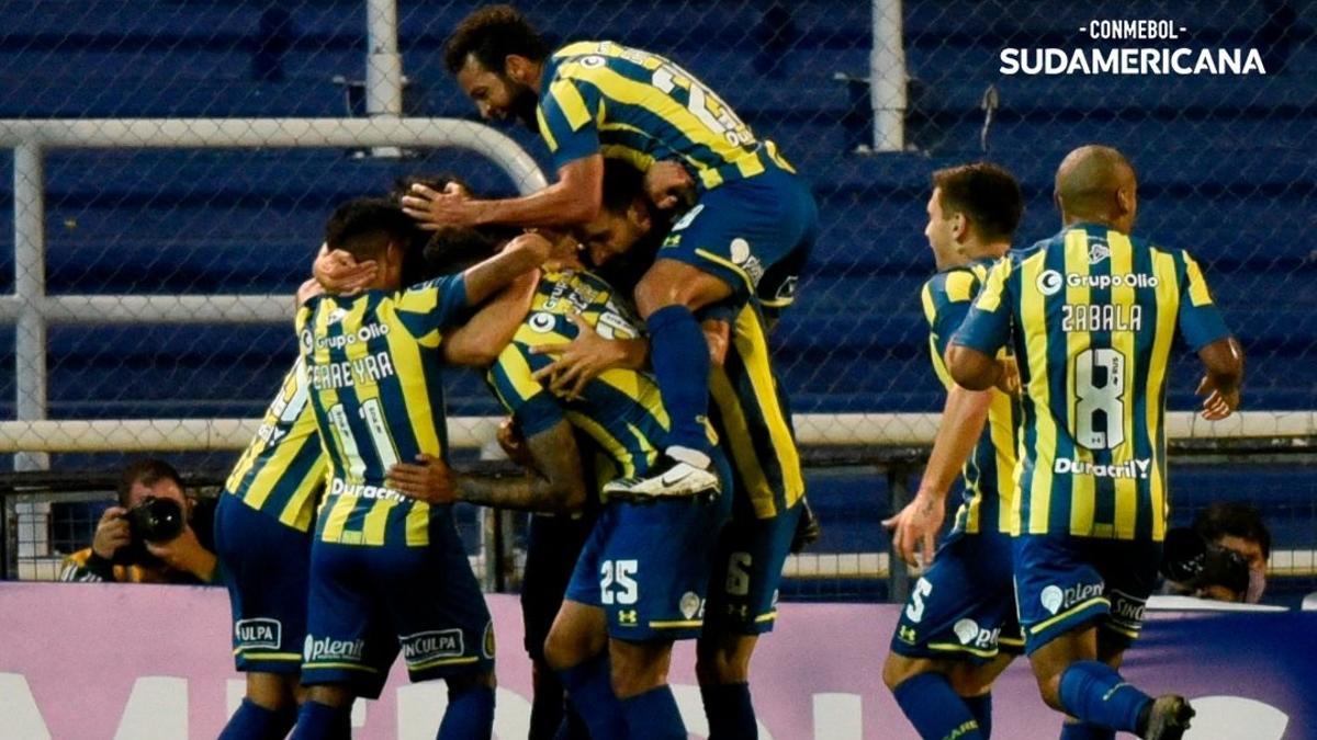 Los jugadores de Rosario Central celebran un gol.