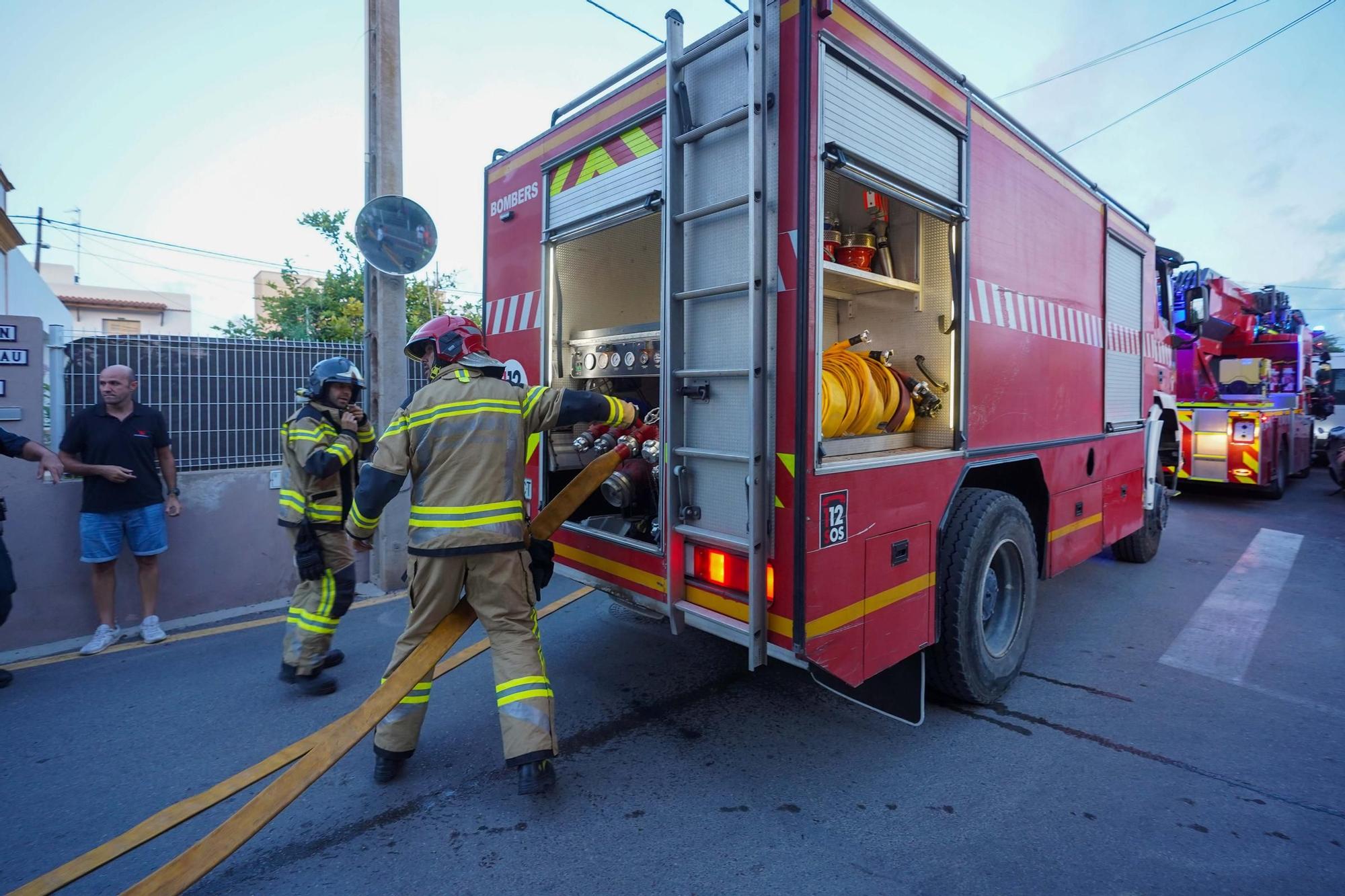 Todas las imágenes del incendio de un garaje lleno de motos en Puis d'en Valls