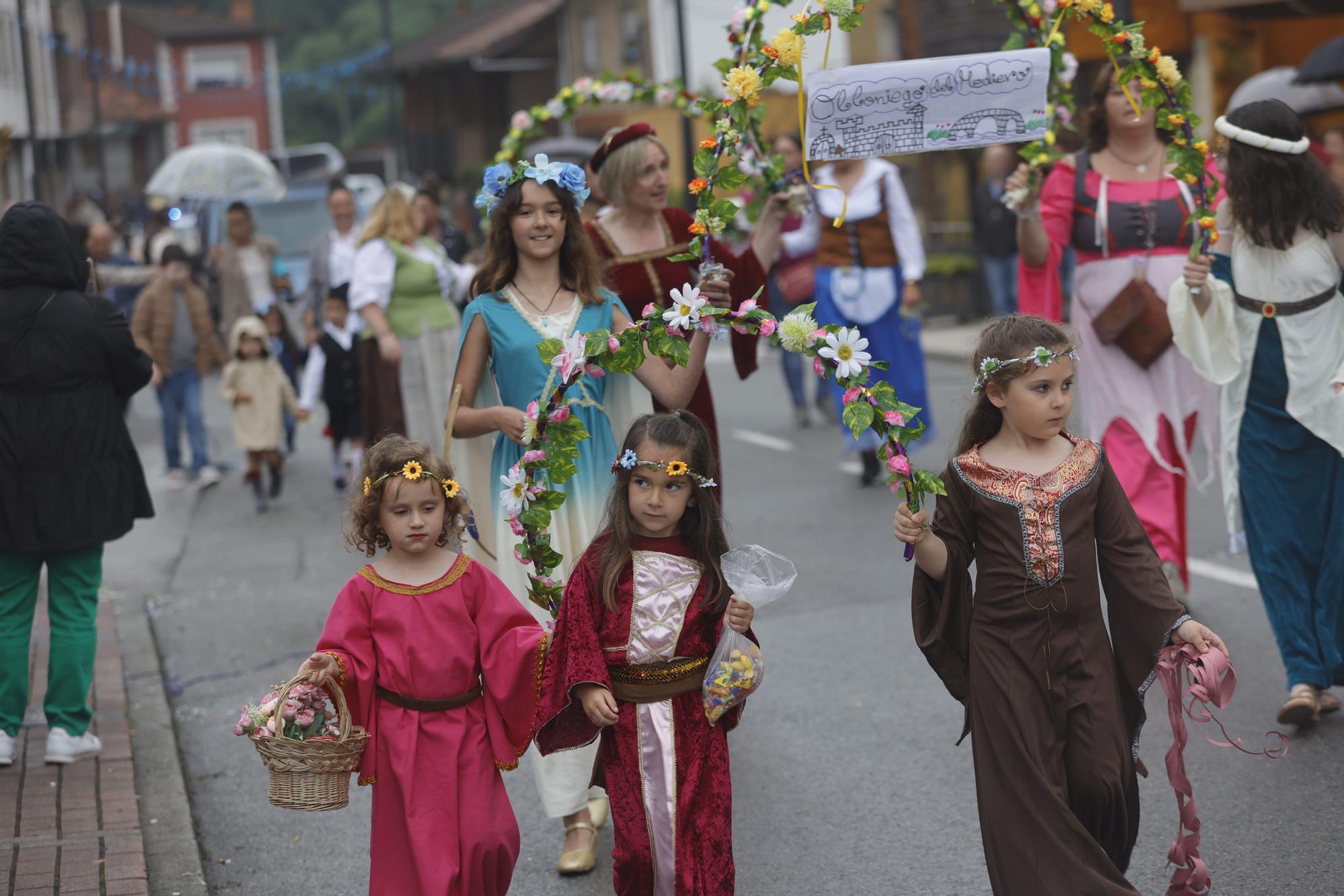 Olloniego se disfraza para animar las fiestas de San Antonio