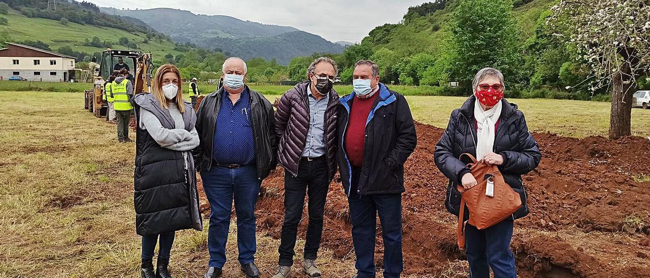 Por la izquierda, Rosa María Menéndez, José Horacio Rodríguez, Ramón Miranda, Olegario Arias y Marina Vegas, familiares de víctimas, ayer, en las fosas de “La Chabola”, en Grado. | S. Arias