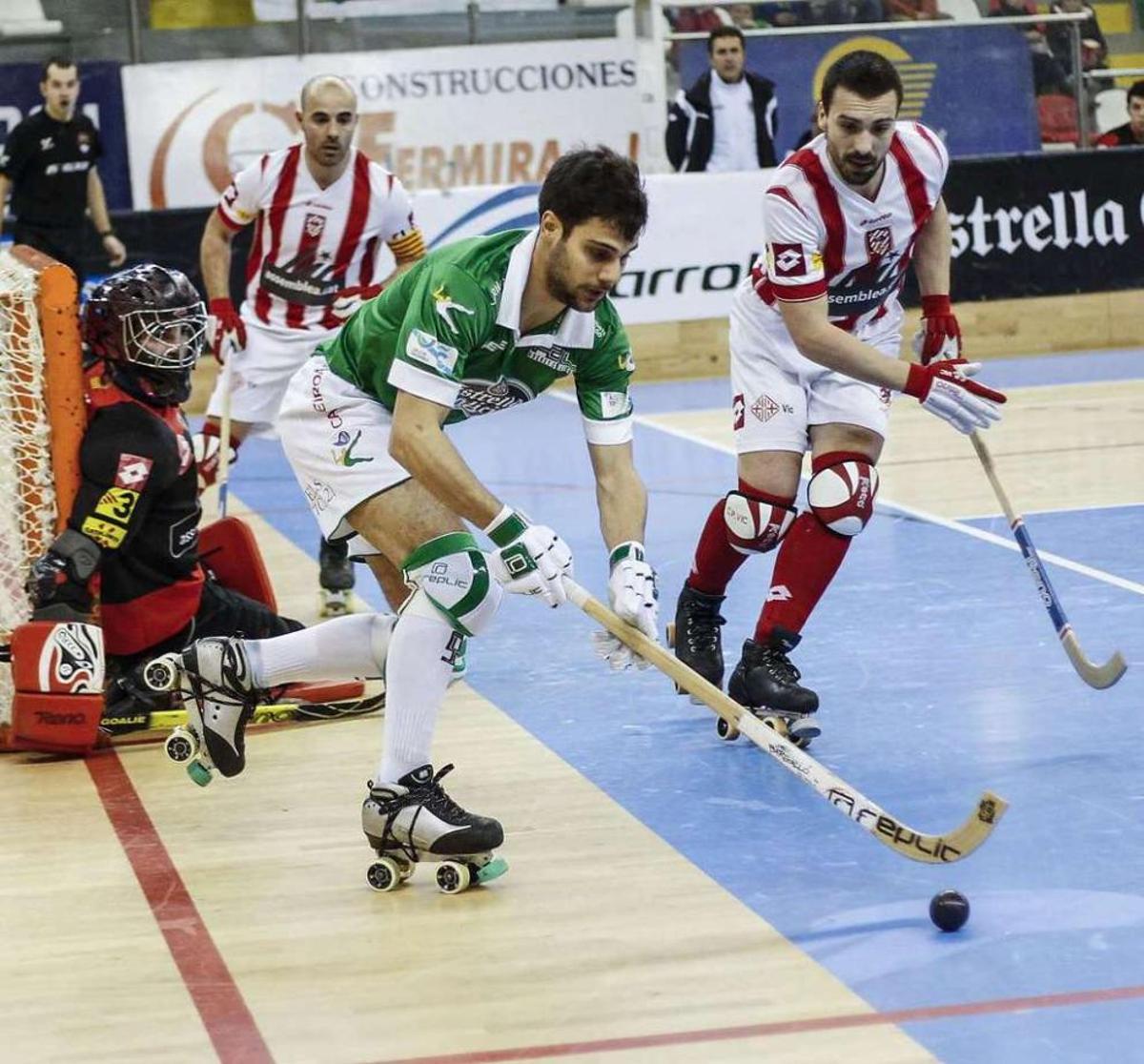 Oriol Vives conduce la bola durante el partido de ida ante el Vic.