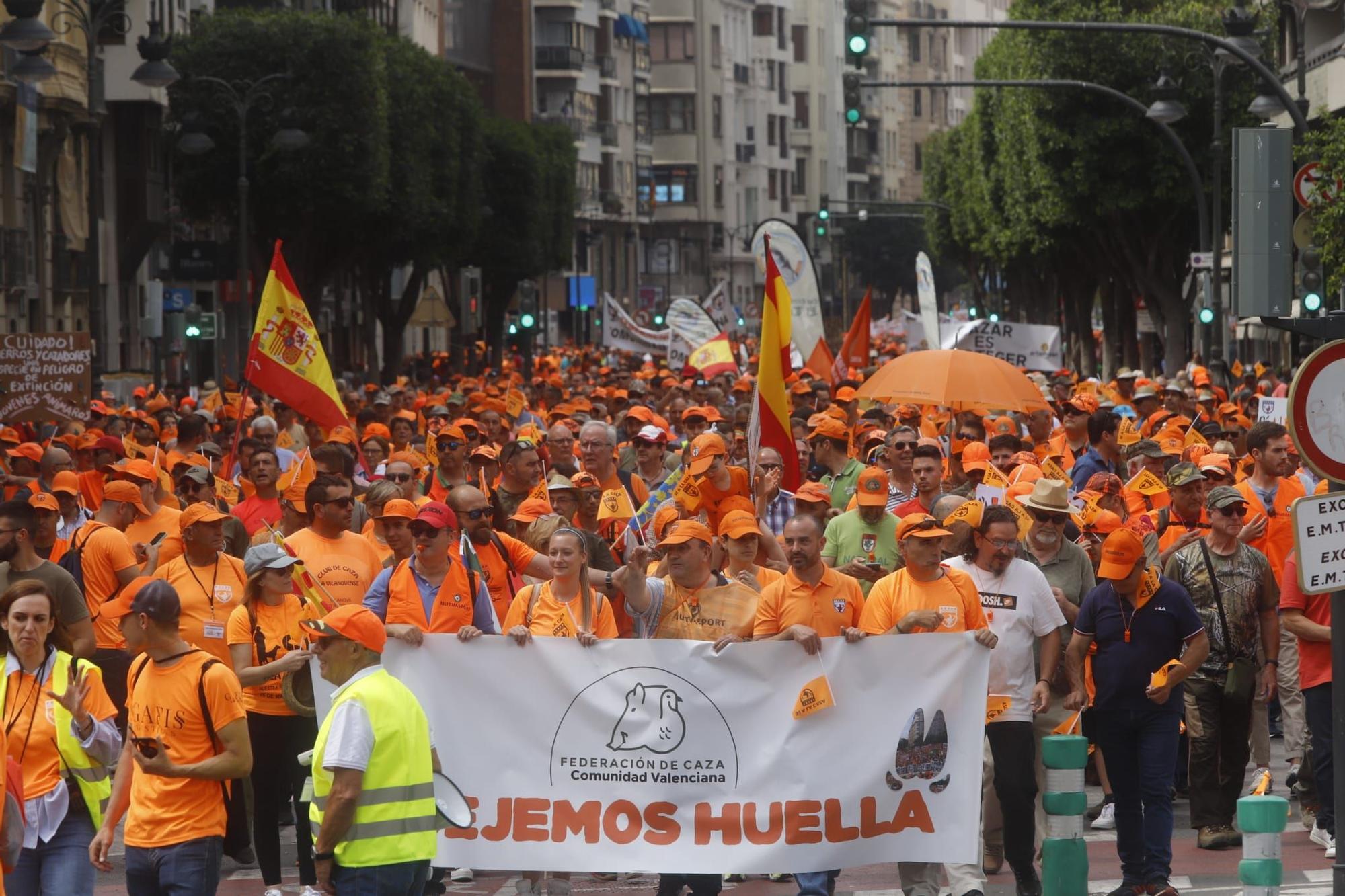 Los cazadores toman el centro de València para reclamar la importancia de la caza