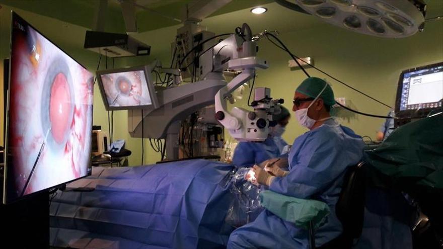 El Clínico realiza cirugías oculares en 3D por primera vez en Aragón