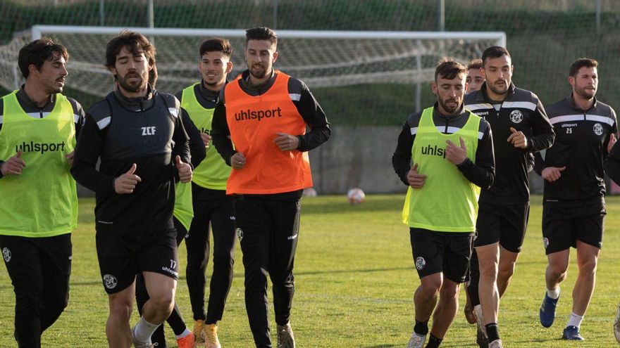 Coque, con peto naranja, durante un entrenamiento con el Zamora CF.