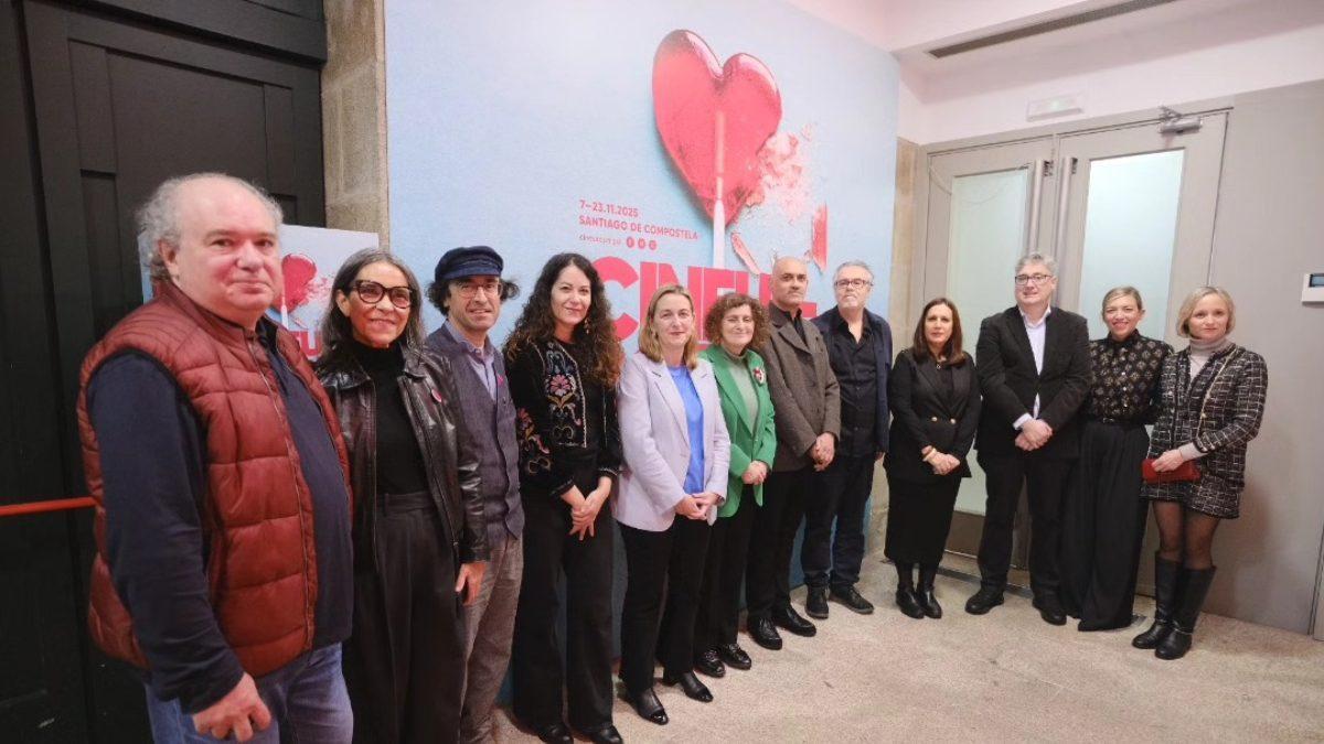 Sexta por la izquierda, la alcaldesa de Santiago, y séptimo, Aljafari, entre más partícipes del acto en el Principal.