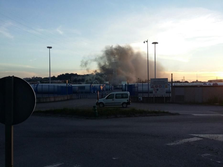 Incendio en la antigua fábrica de hielo de Avilés