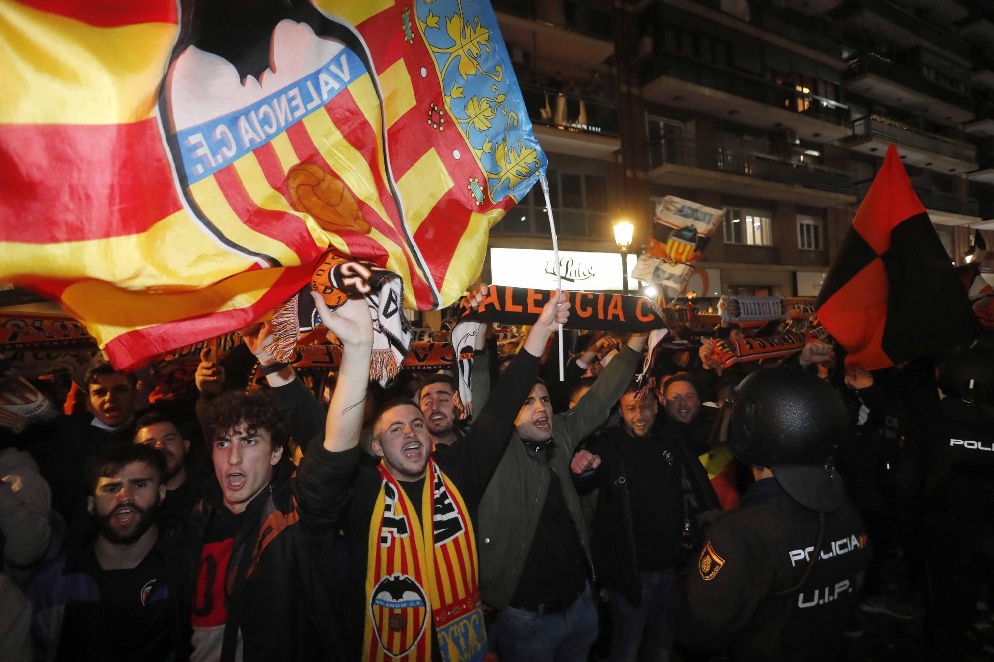 ¡Mestalla marcó el 1-0! Así fue el brutal recibimiento al Valencia CF en la Avenida Suecia