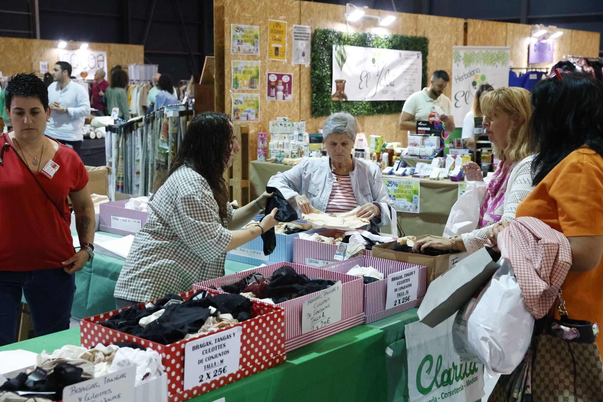 EN IMÁGENES: La Feria de Stocks regresa a Gijón con más expositores que nunca: "Es un gran escaparate para los comercios locales"