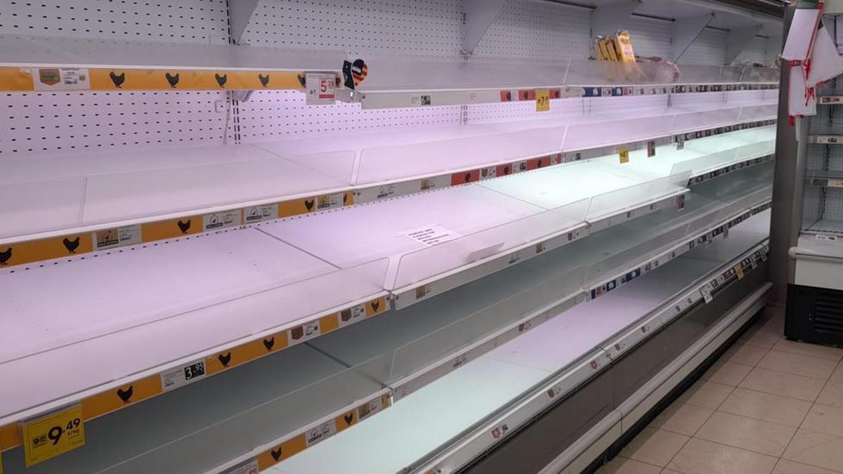 Supermercado de Formentera con las estanterías vacías por la falta de productos frescos