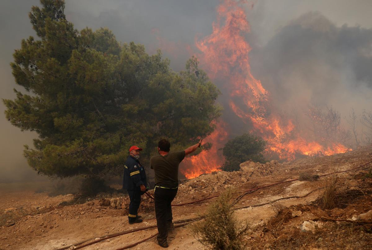 Incendio forestal cerca de Atenas, Grecia.