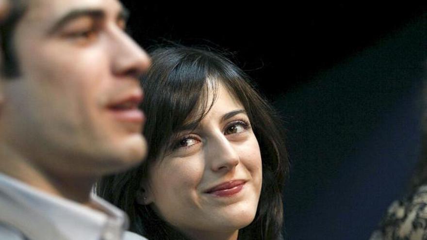 Los actores, Alejandro Tous y Ruth Núñez, protagonistas de la serie &quot;Yo soy Bea&quot;, durante la presentación de la versión más fiel de una de las obras cumbres de Shakespeare, &quot;Romeo y Julieta&quot;, que se estrena mañana en el Teatro Principal de Alicante.