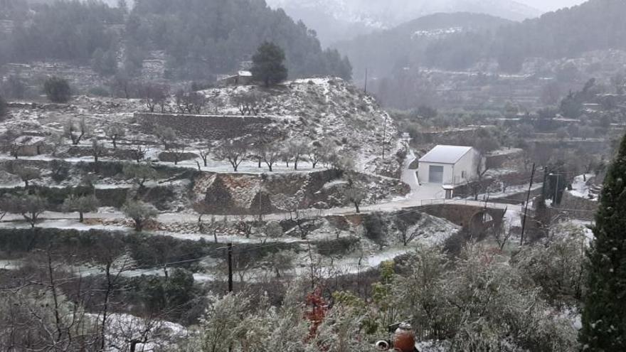 La nieve empieza a acumularse en Alcoleja, uno de los municipios más altos de la comarca de El Comtat.