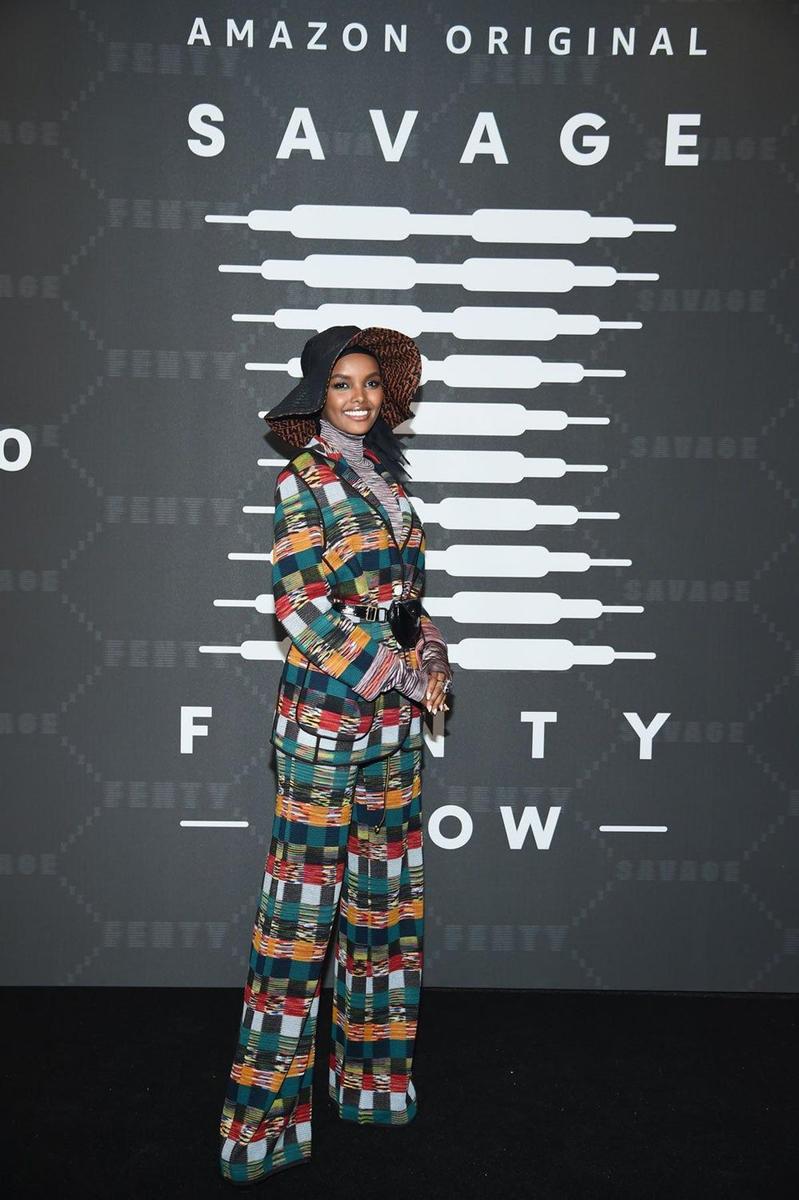 La modelo Halima Aden eligió un look setentero para asistir al desfile de Savage x Fenty