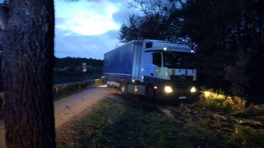 El camionero polaco quedó atascado en esta pista del polígono por fiarse del GPS. // GC