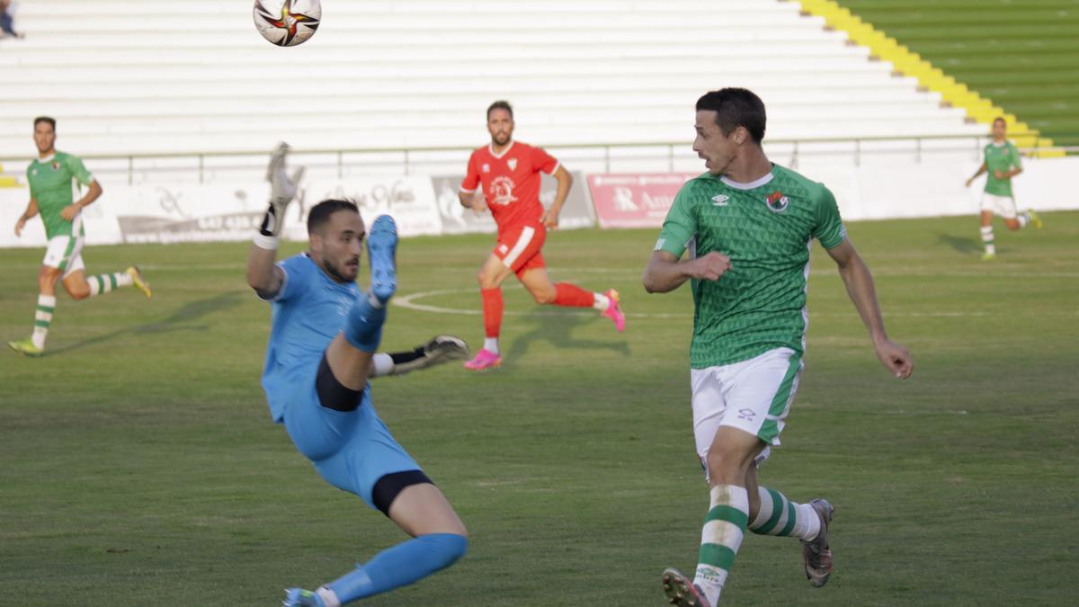 Solano levanta el balón ante el portero del Guijuelo en la acción que culminó en el 2-0 José Ramón.