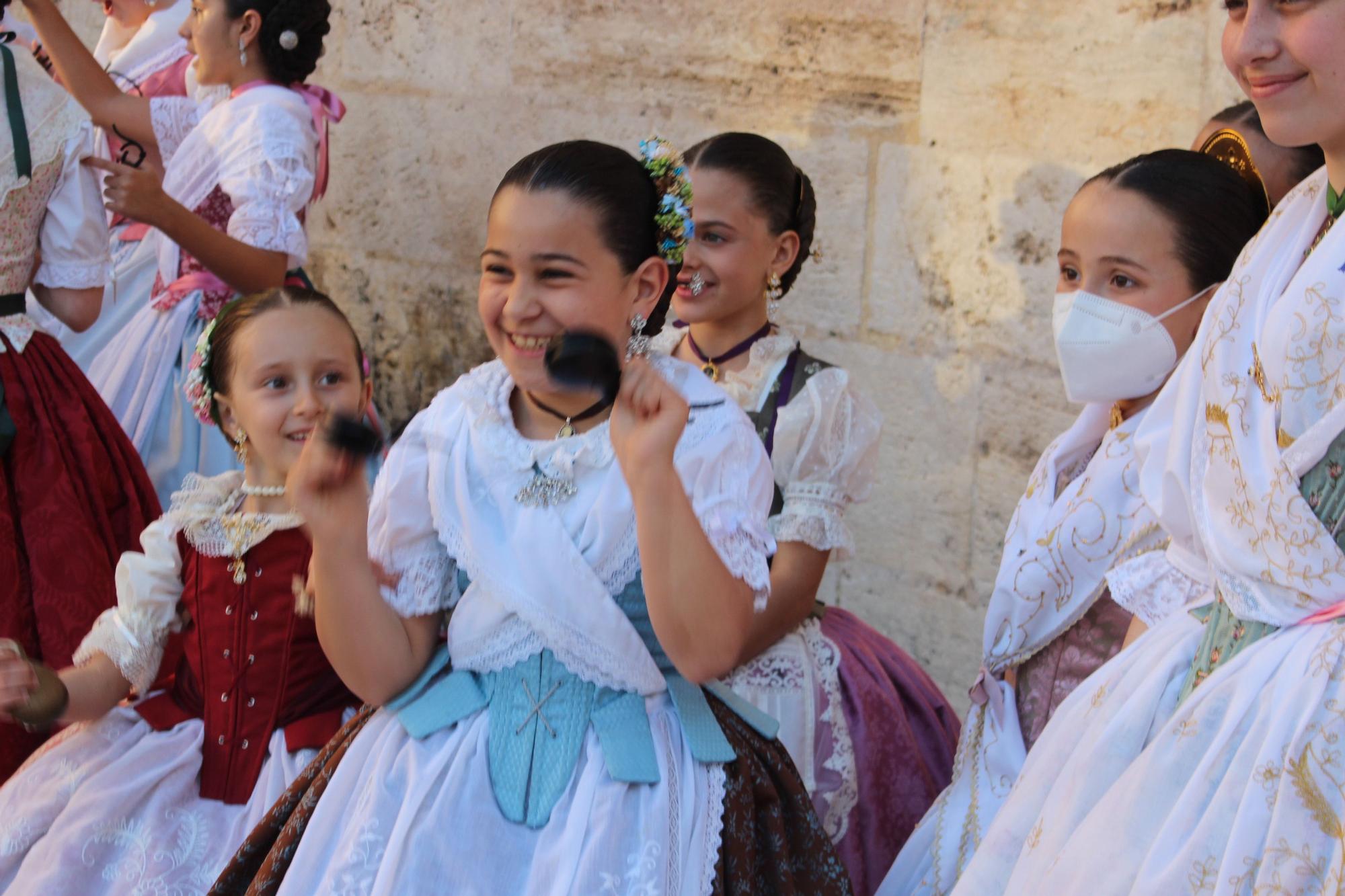 Búscate en los cuadros de baile de las comisiones en la "Dansà de les Falles"